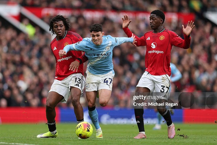 HLV Carrick muốn Mainoo ở lại MU, chứng minh Amorim sai lầm - 1