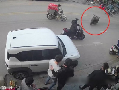 Giao thông - Clip: Hú hồn xe máy “không người lái” lao như tên bắn, đâm thẳng ô tô bên đường