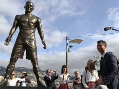 Thể thao - Tượng Ronaldo tại quê nhà bị đốt cháy, thủ phạm tự quay clip công khai