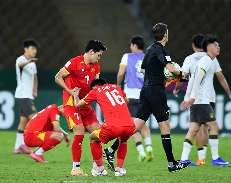 U23 Việt Nam sau cú ngã trước Trung Quốc: Buồn 1 đêm đủ rồi, phải đứng dậy & chiến đấu - 2