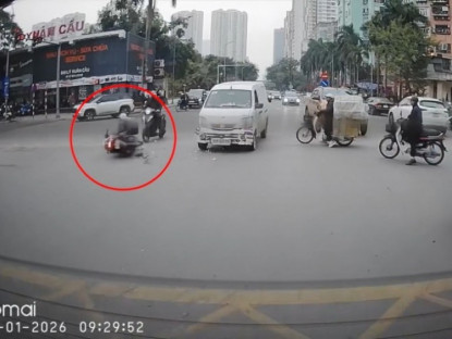 Giao thông - Clip: Chuyển hướng bất cẩn, thanh niên va chạm ô tô rồi “mài mông” xuống đường