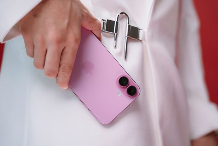 Du Xuân với iPhone 16 Plus màn hình lớn hay thêm tiền cho iPhone 17 nhỏ gọn và hiện đại? - 1