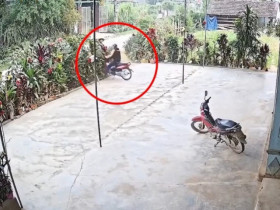 Clip: Vít ga quá đà, thanh niên phóng thẳng xe máy vào bụi cây trước nhà