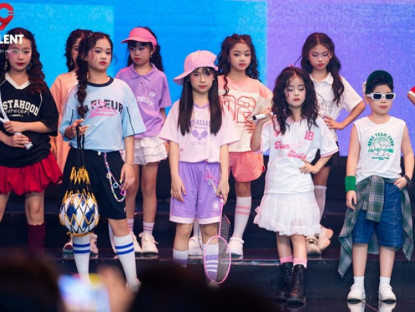 Thông tin doanh nghiệp - Mãn nhãn màn trình diễn BST Xuân Hè 2026 của Chiho: Sàn runway hóa “sân vận động” thời thượng