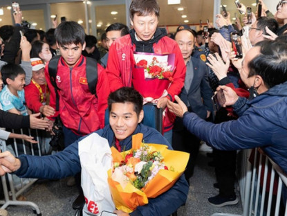 Thể thao - Người hùng U23 Việt Nam mang HCĐ châu Á về nước, thầy Kim nói gì với người hâm mộ?