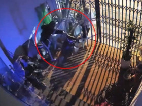 Clip: Kinh hoàng 3 thanh niên phóng xe máy, lao thẳng xuyên qua cửa sắt nhà dân