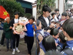 Thủ môn U23 VN Văn Bình được cả làng chào đón, mẹ bán hàng chợ quê đông nghịt khách vây quanh