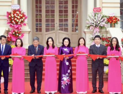 Tin Tức - Khai mạc Triển lãm tư liệu “Đảng Cộng sản Việt Nam qua các kỳ Đại hội”