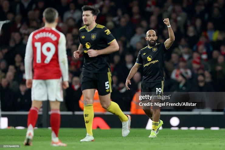 Diallo cà khịa Arsenal chỉ biết mỗi phạt góc, Mbeumo lập kỳ tích sánh vai Van Persie - 2