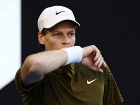 Nóng nhất thể thao sáng 27/1: Tranh cãi thiết bị Sinner và Alcaraz bị bắt phải tháo