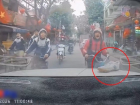 Clip: Bị bạn trêu để giày sau ô tô, nam sinh đạp xe 