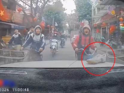Giao thông - Clip: Bị bạn trêu để giày sau ô tô, nam sinh đạp xe "chạy thục mạng" đuổi theo