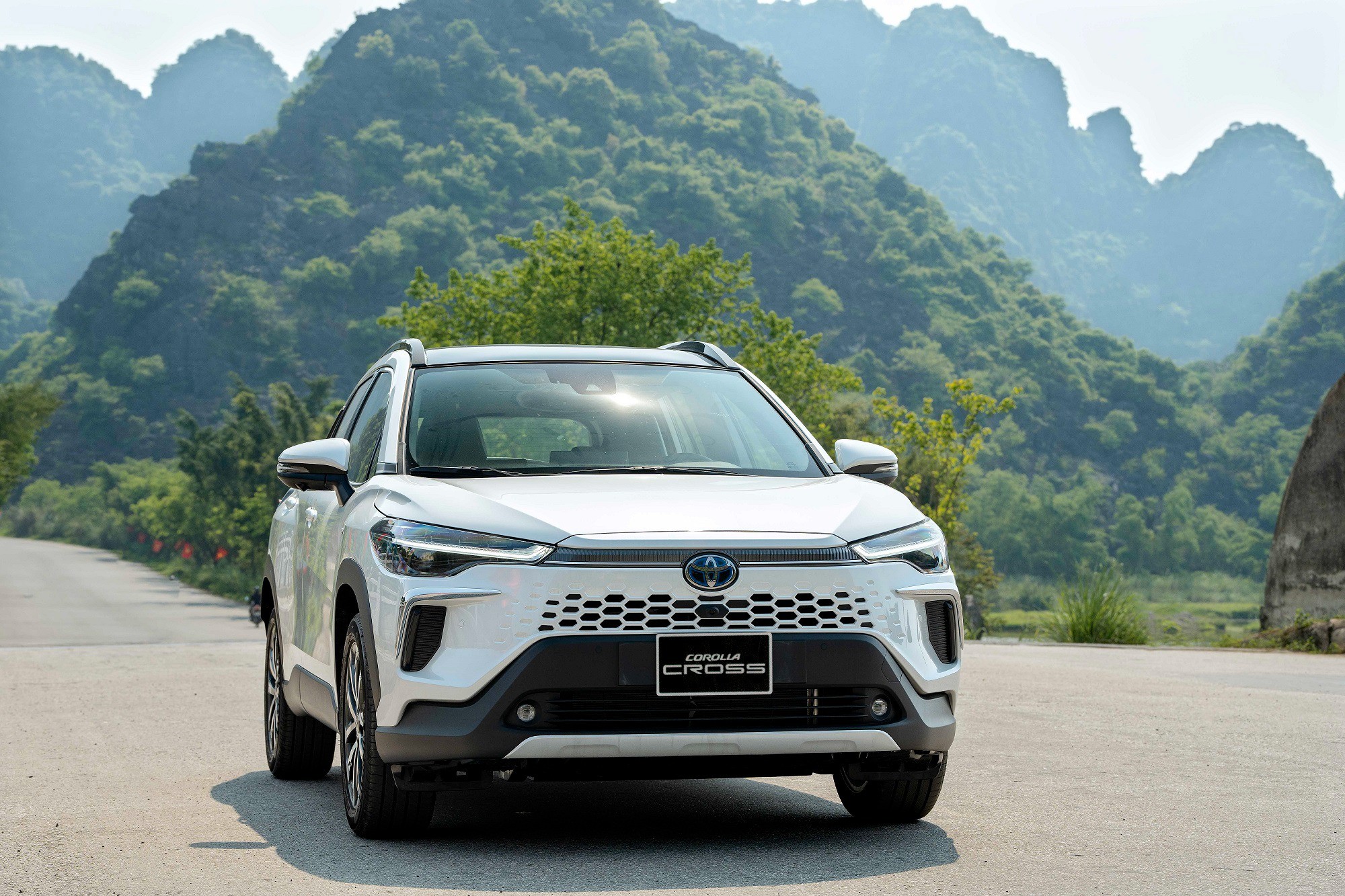 Toyota giảm giá loạt xe hybrid tại Việt Nam - 2