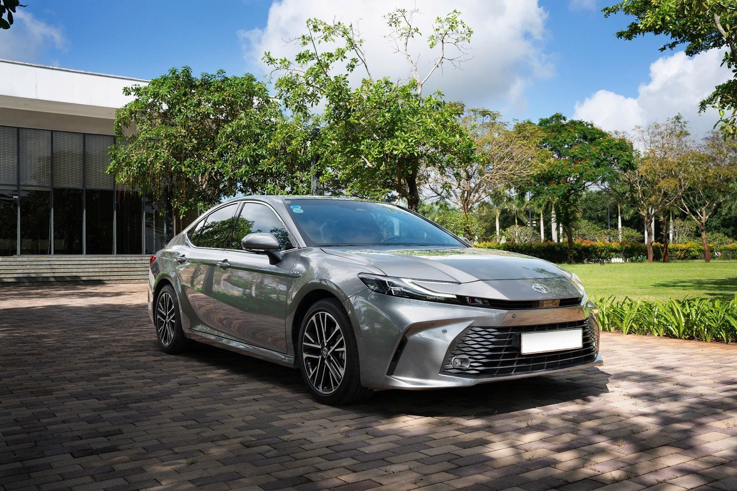 Toyota giảm giá loạt xe hybrid tại Việt Nam - 1