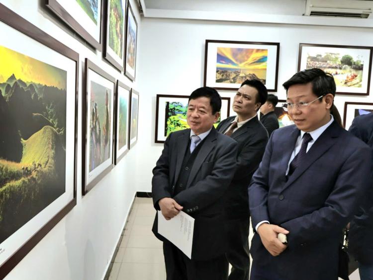 Nhìn lại những bước tiến quan trọng của đất nước qua 100 tác phẩm nhiếp ảnh