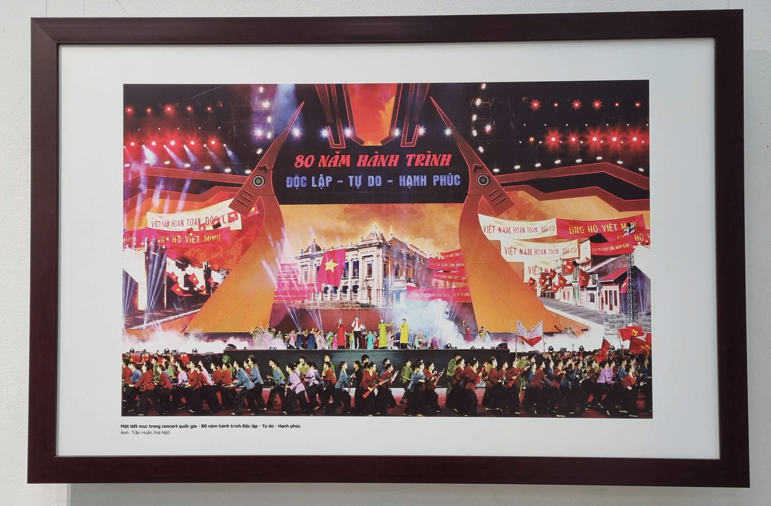 Nhìn lại những bước tiến quan trọng của đất nước qua 100 tác phẩm nhiếp ảnh - 9