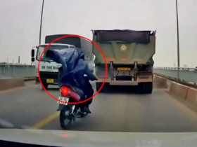 Clip: Áo mưa bị gió thổi trùm kín mặt, người đàn ông thoát chết trong gang tấc