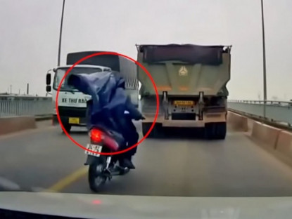 Giao thông - Clip: Áo mưa bị gió thổi trùm kín mặt, người đàn ông thoát chết trong gang tấc