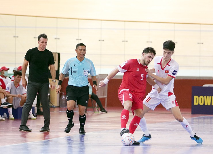 HLV Giustozzi phản ứng về thẻ đỏ của ĐT futsal Việt Nam, sẵn sàng đại chiến Thái Lan - 2