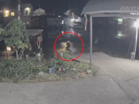 Clip: “Dở khóc dở cười” thanh niên phóng xe như đường thẳng, lao thẳng xuống sông