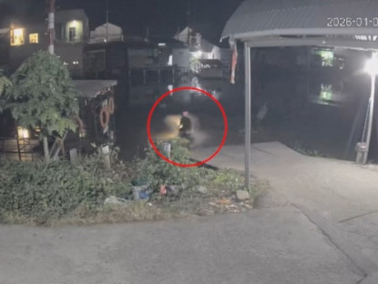 Giao thông - Clip: “Dở khóc dở cười” thanh niên phóng xe như đường thẳng, lao thẳng xuống sông