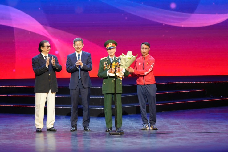 Đình Bắc và "trai tài gái sắc" bắn súng vỡ oà nhận "Oscar thể thao Việt Nam" - 4