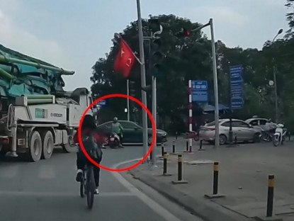 Giao thông - Clip: Thót tim tài xế công nghệ thoát chết trong gang tấc dưới bánh ô tô