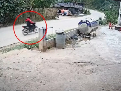 Giao thông - Clip: Rùng mình xe máy vào cua bị ô tô đâm văng lên không trung