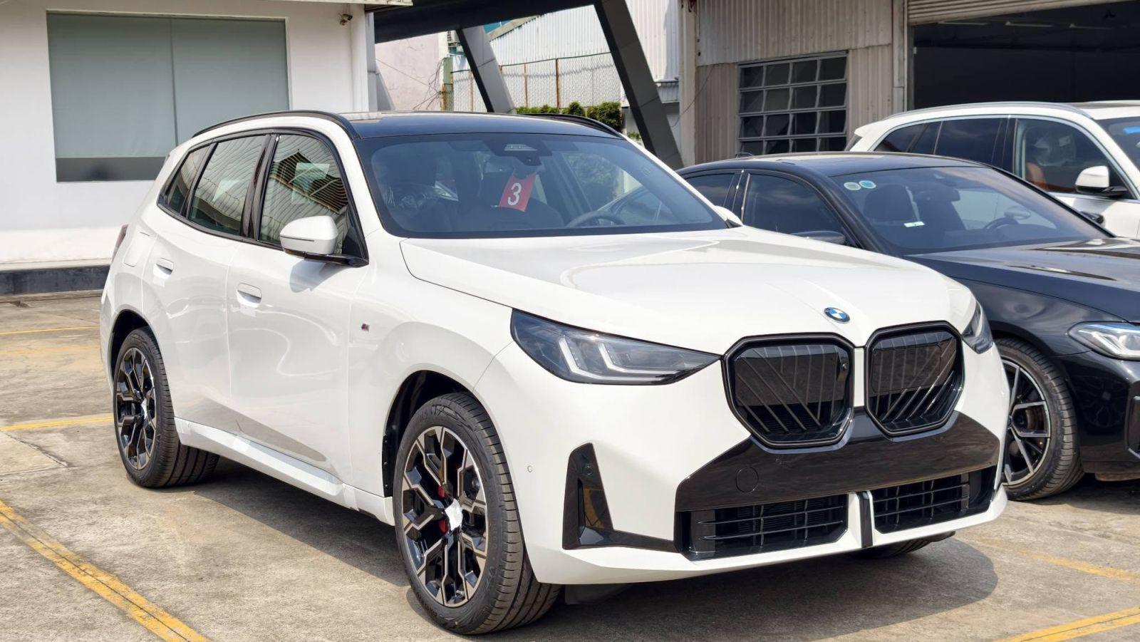 BMW X3 phiên bản mạnh nhất cập cảng Việt Nam - 1