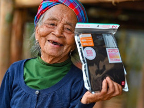 UNIQLO mang đến 5.000 áo giữ nhiệt HEATTECH và 1100 áo khoác chần bông PUFFTECH tặng người dân tại Quảng Trị