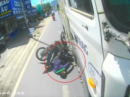 Giao thông - Clip: Hết hồn người đàn ông lao thẳng vào gầm xe tải đang chạy