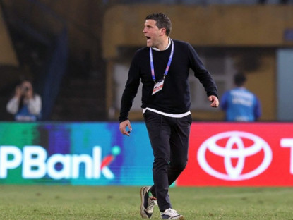 Thể thao - HLV người Tây Ban Nha của Ninh Bình bị phạt nặng vì mắng trọng tài Malaysia