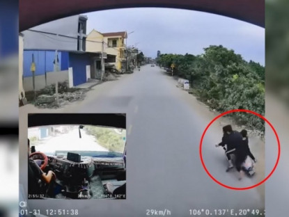 Giao thông - Clip: Thót tim 3 thiếu niên ngã ngay trước đầu ô tô, thoát chết trong gang tấc