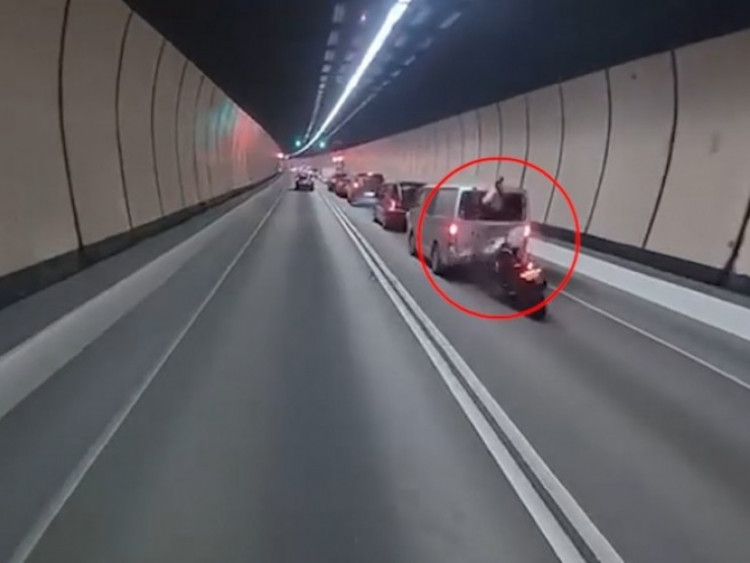 Clip: Hú hồn xe phân khối lớn đâm mạnh đuôi ô tô, biker bay thẳng vào trong xe