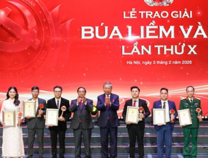 Tin Tức - Lễ tuyên dương Bí thư Chi bộ xuất sắc và trao Giải Búa liềm Vàng lần thứ X