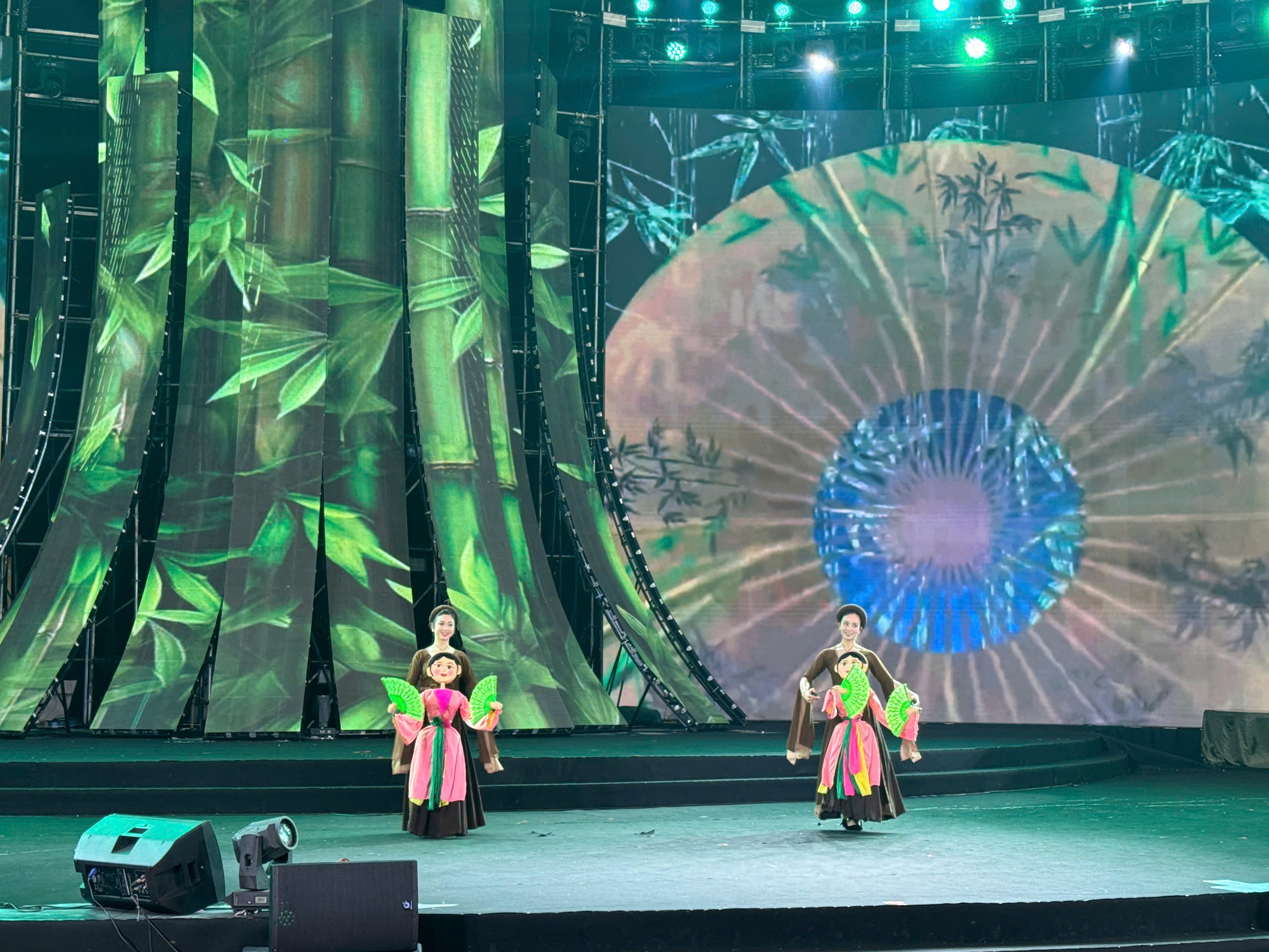 Nhiều chương trình nghệ thuật, trải nghiệm đặc sắc diễn ra tại Hội chợ Mùa Xuân 2026 - 1