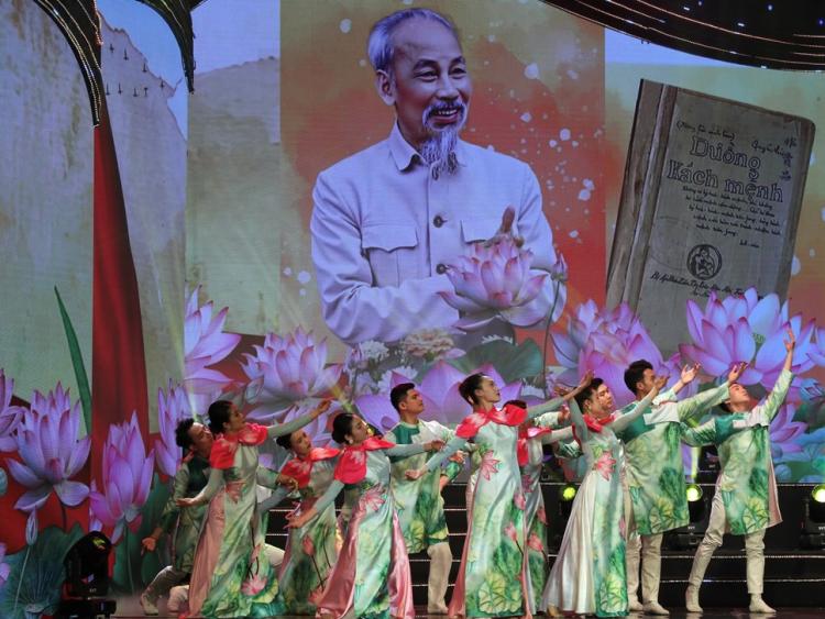 Văn nghệ sĩ với Đảng - mùa xuân