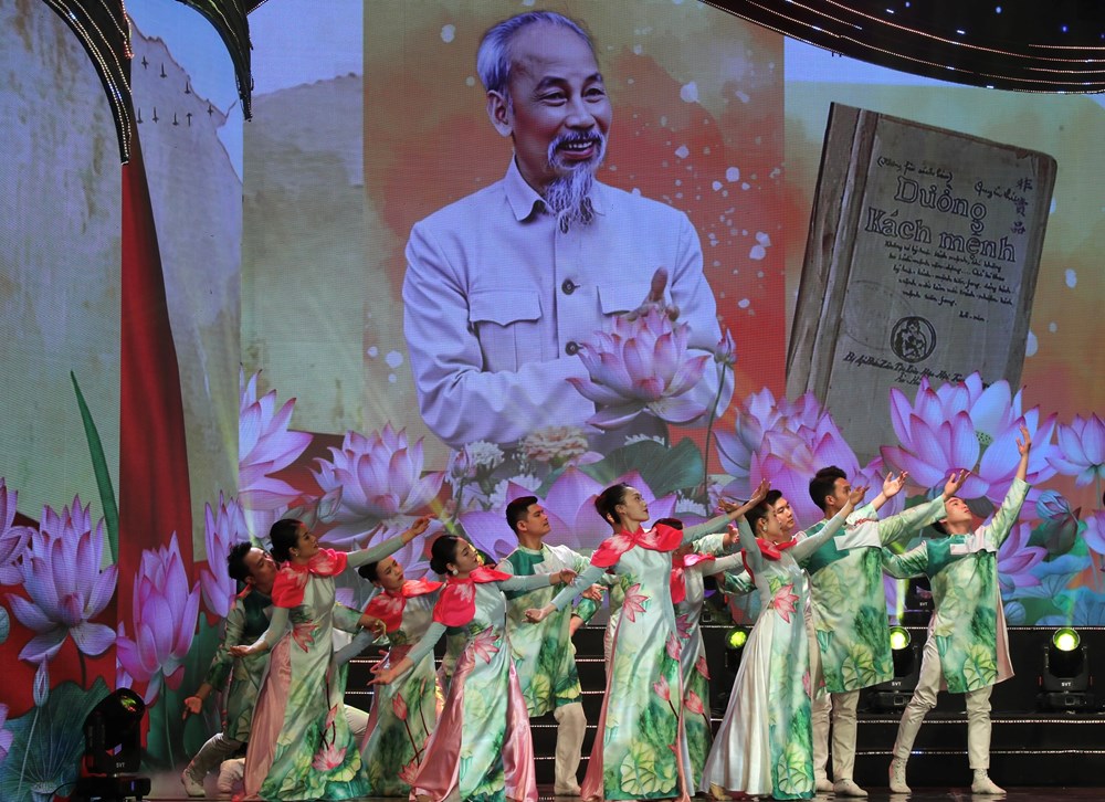 Văn nghệ sĩ với Đảng - mùa xuân - 1