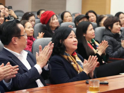 Tin Tức - Chủ tịch Bùi Thị Minh Hoài dự Hội nghị lấy ý kiến cử tri nơi cư trú đối với người ứng cử đại biểu Quốc hội