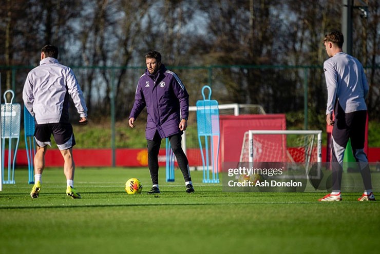 Phong cách huấn luyện của Carrick độc đáo ra sao khiến dàn sao MU thích thú? - 1