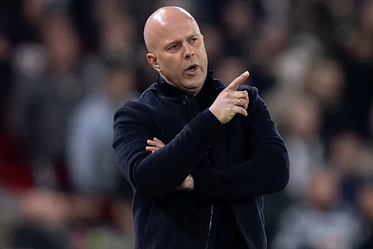 HLV Slot nói "đá đẹp quan trọng hơn danh hiệu", fan Liverpool chê tệ như Amorim - 1