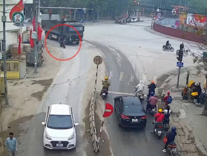 Giao thông - Clip: Xe máy bị cuốn vào gầm ô tô tải khi vào cua, thoát chết trong gang tấc