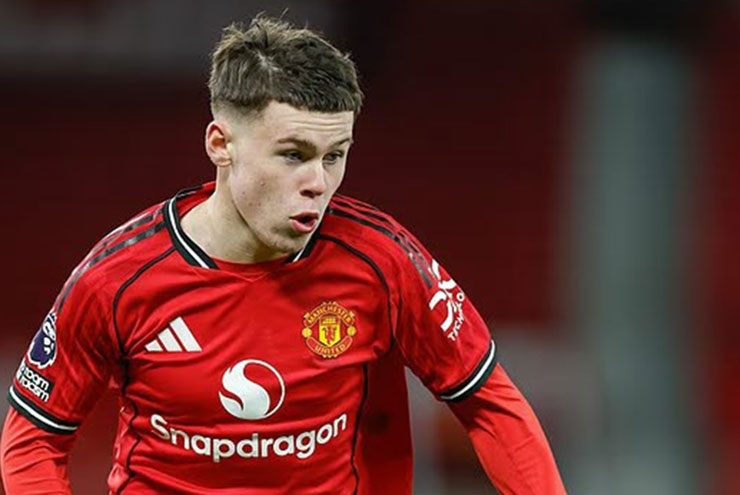 Con trai Rooney 16 tuổi sắp lên đội 1 MU, hưởng lương 50.000 bảng/năm - 1