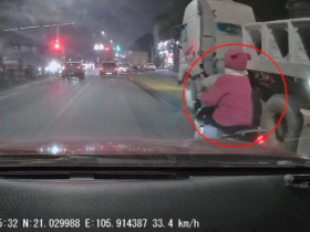 Clip: Thót tim Ninja lách giữa hai ô tô, vô tư chuyển hướng như chốn không người