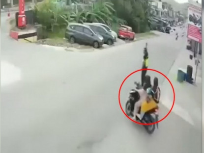 Giao thông - Clip: Ninja đứng chờ người xin đường &amp; pha xử lý khiến ai cũng ngỡ ngàng