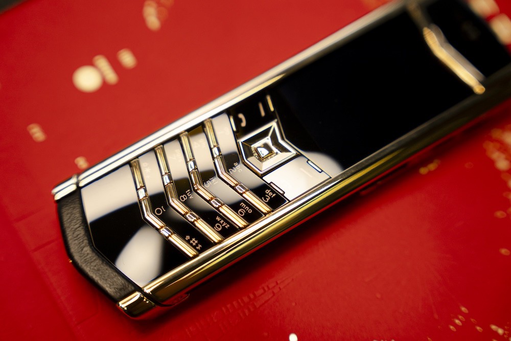 “Huyền thoại” Vertu Signature V vàng khối 18K giá hơn 2,2 tỷ đồng - 2