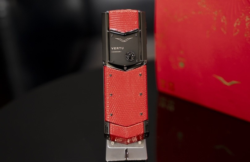 “Huyền thoại” Vertu Signature V vàng khối 18K giá hơn 2,2 tỷ đồng - 1