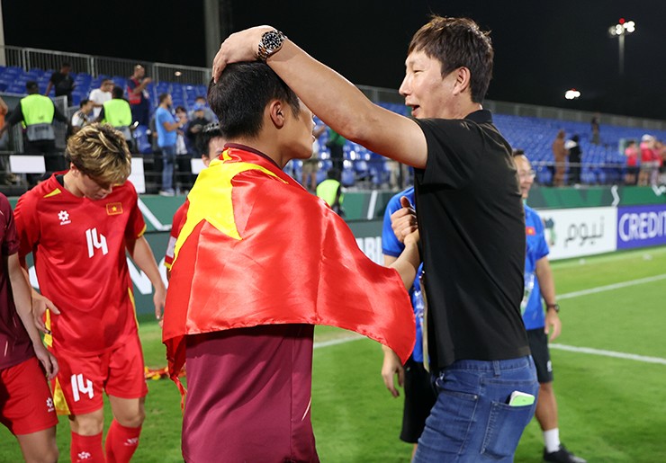 Bí mật hậu trường giúp U23 Việt Nam thăng hoa, sức hút đặc biệt của HLV Kim Sang Sik - 1