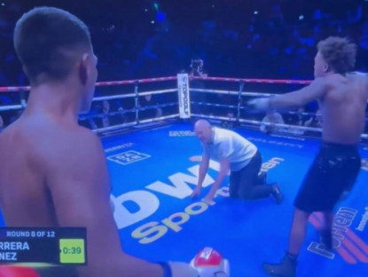 Thể thao - Trọng tài boxing bị võ sĩ knock-out nhầm, đứng dậy ra quyết định ngỡ ngàng