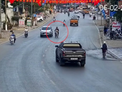 Giao thông - Clip: Hai mẹ con sang đường thiếu quan sát, suýt chui gầm ô tô trong tích tắc